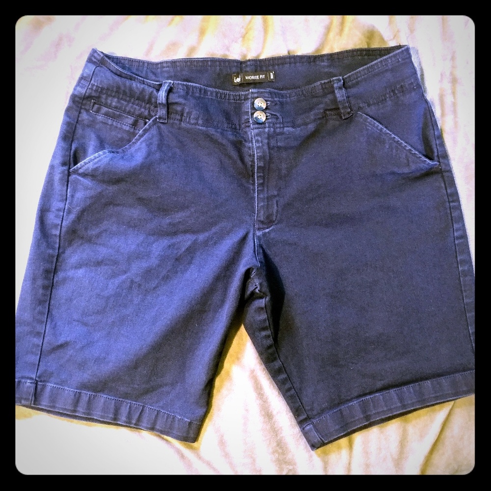 Lee 1889 Mid-rise Bermuda shorts!